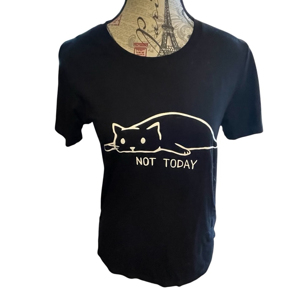 Chic Black Cat Tee for Pet Lovers
